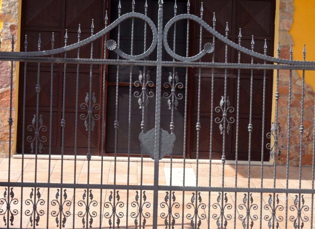 Cancello ornamentale in ferro battuto su misura — Custom ornamental wrought iron gate