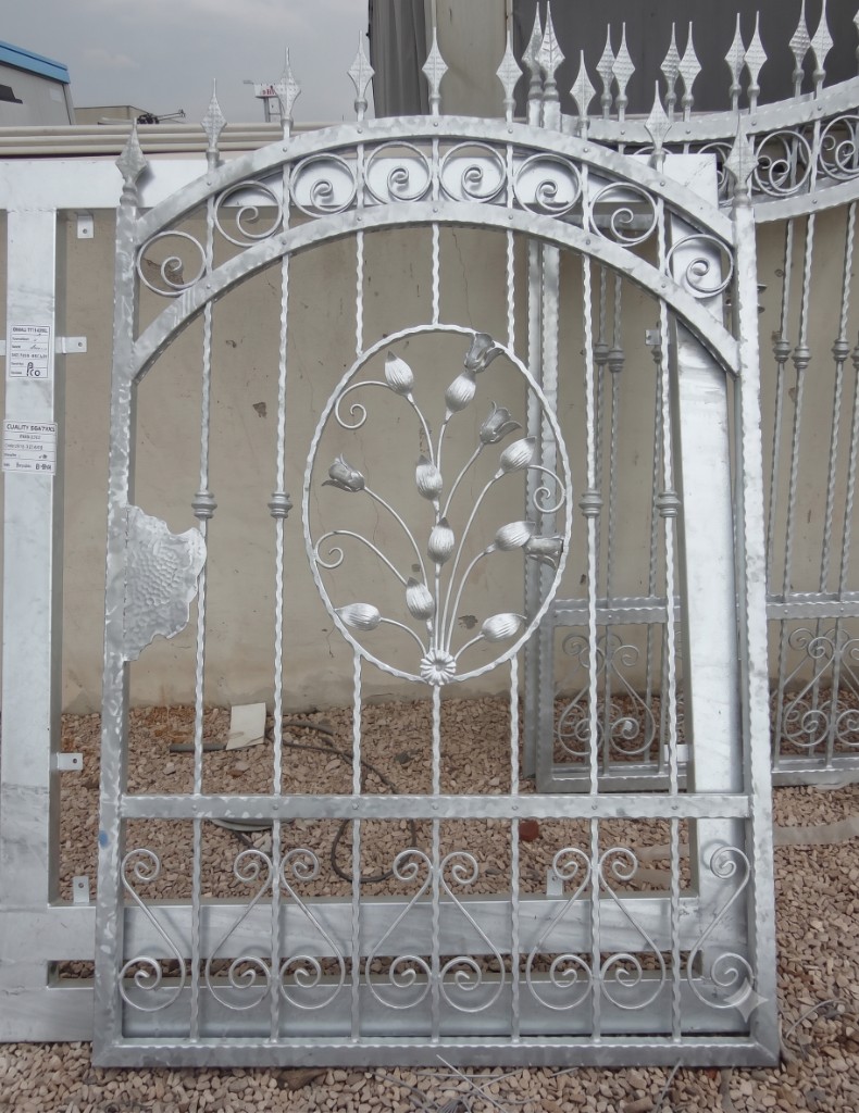 Cancello artigianale con finitura metallica — Handcrafted gate with metallic finish