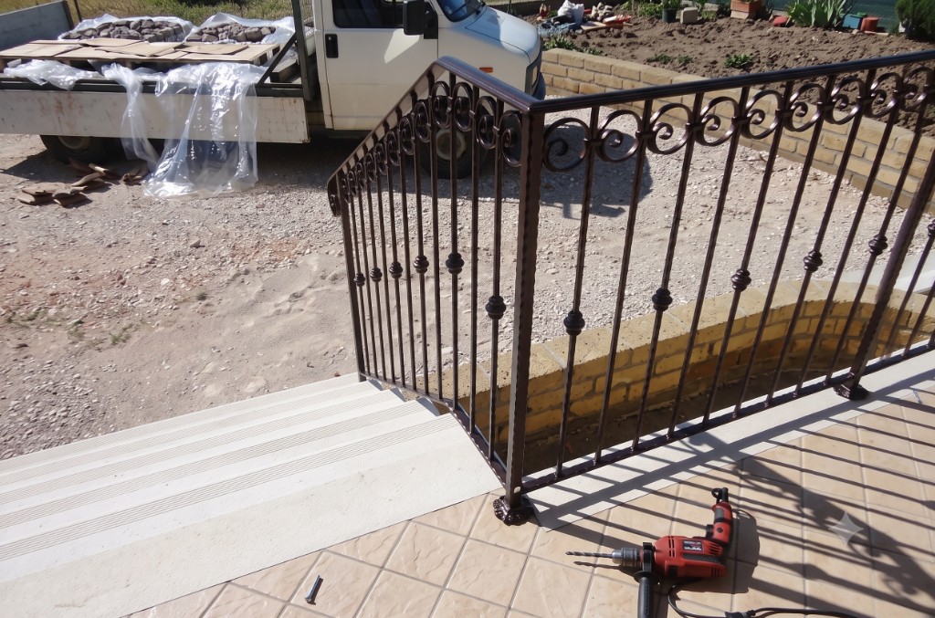 Ringhiera in ferro battuto per scale esterne — Wrought iron railing for outdoor stairs