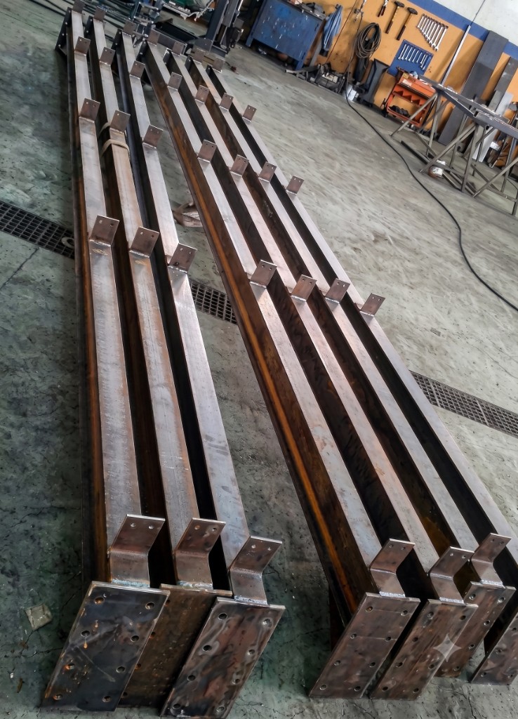 Travi strutturali in acciaio con piastre di base — Structural steel beams with base plates