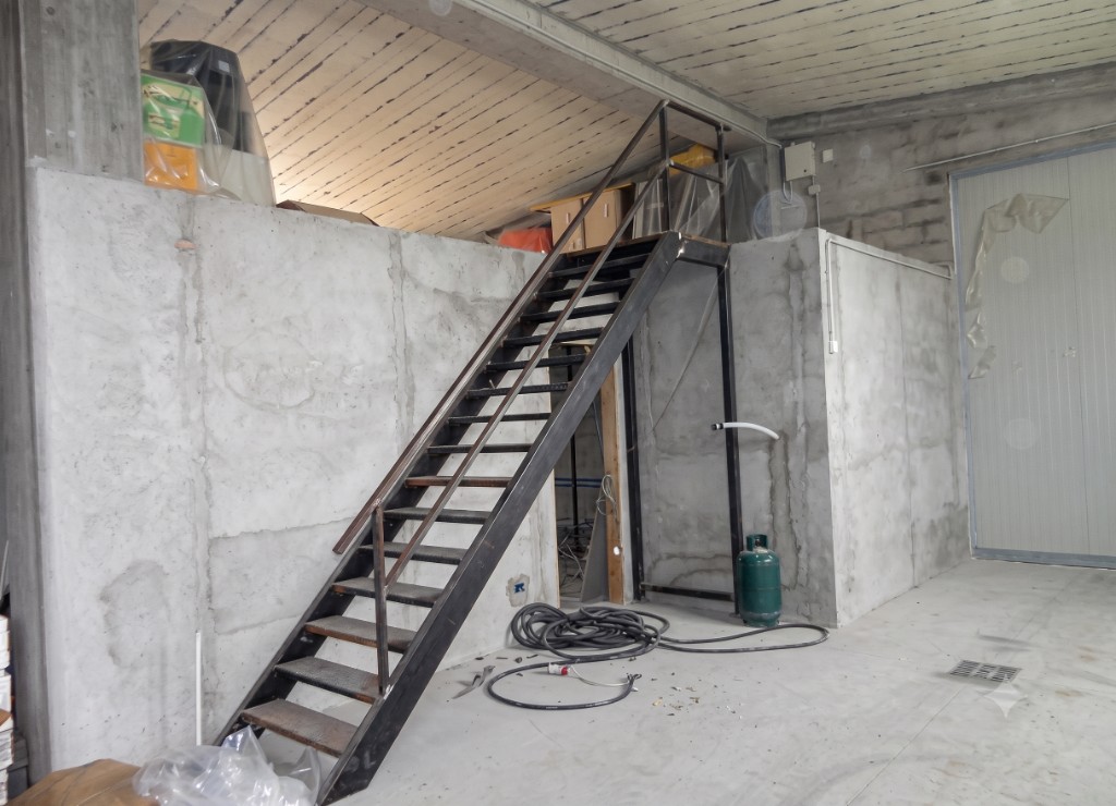 Scala industriale in acciaio per soppalco — Industrial steel mezzanine staircase