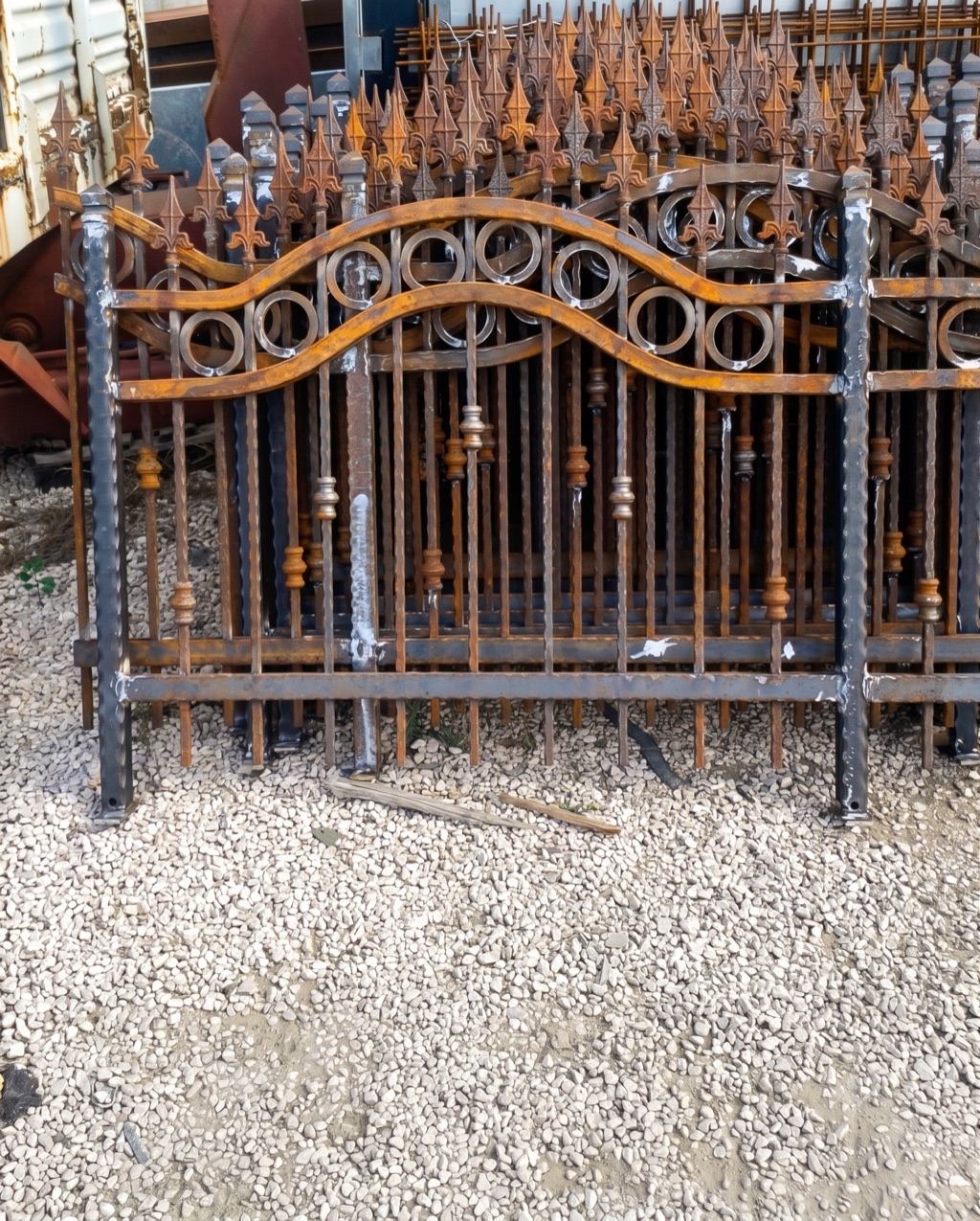 Recinzione in ferro battuto con punte a lancia e anelli decorativi — Wrought iron fence with spear tips and decorative rings