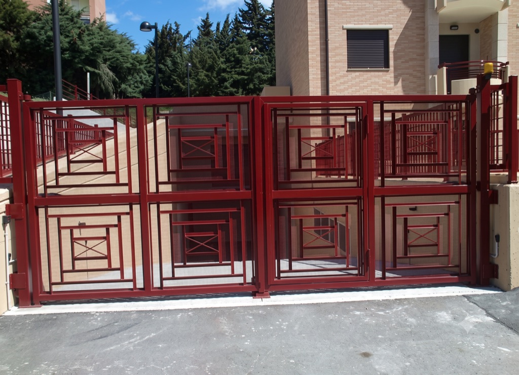 Cancello scorrevole automatico con pannelli geometrici — Automatic sliding gate with geometric panels