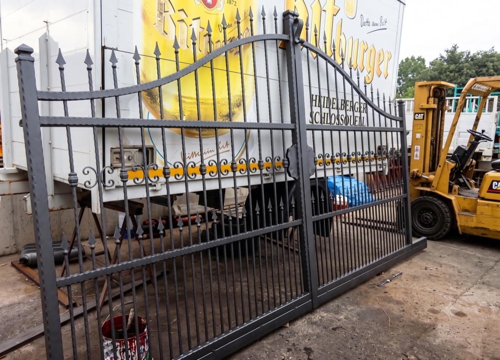Cancello carraio a due ante in ferro battuto antracite — Anthracite wrought iron double driveway gate
